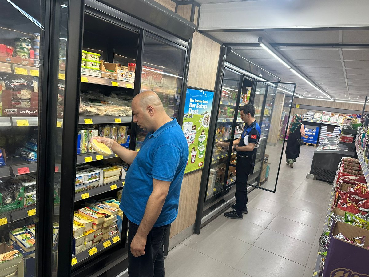 Zabıta Müdürlüğümüz, halk sağlığını ve tüketici haklarını korumak amacıyla denetimlerine aralıksız devam ediyor.

Ekiplerimiz, kent genelinde faaliyet gösteren kasap, lokanta ve marketlerde gerçekleştirdiği kontrollerde; hijyen koşulları, ürünlerin son kullanma tarihleri, fiyat