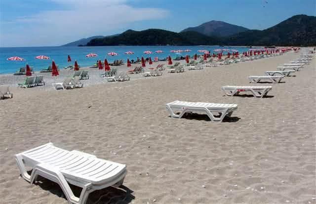 Öğretmen (@ogretmensitemiz) on Twitter photo Eyy Türk turizmcisi, bir konuşalım mı?
Yıllarca Türk misafirine şöyle bir baktın:
"Ne uğraşıcam bunlarla ya? Zaten Bodrum dolu, Marmaris taşar, Datça zaten efsane… Gelsin yabancı turist, biz euro’yu alalım, oh mis!"
Sonra ne oldu?
Bir Türk ailesi 5 gün tatil yapmak istediğinde, Eyy Türk turizmcisi, bir konuşalım mı?
Yıllarca Türk misafirine şöyle bir baktın:
"Ne uğraşıcam bunlarla ya? Zaten Bodrum dolu, Marmaris taşar, Datça zaten efsane… Gelsin yabancı turist, biz euro’yu alalım, oh mis!"
Sonra ne oldu?
Bir Türk ailesi 5 gün tatil yapmak istediğinde,