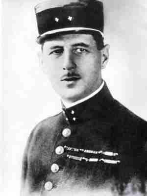 Gaullisme_Fr's tweet image. 🇫🇷 22 juillet 1932, Charles de Gaulle publie Le Fil de l'épée où il expose sa vision de l'histoire, de la guerre, et de ce que doit être un chef militaire. Il écrit notamment : « Notre temps est dur pour l'autorité. Les mœurs la battent en brèche, les lois tendent à l'affaiblir.…