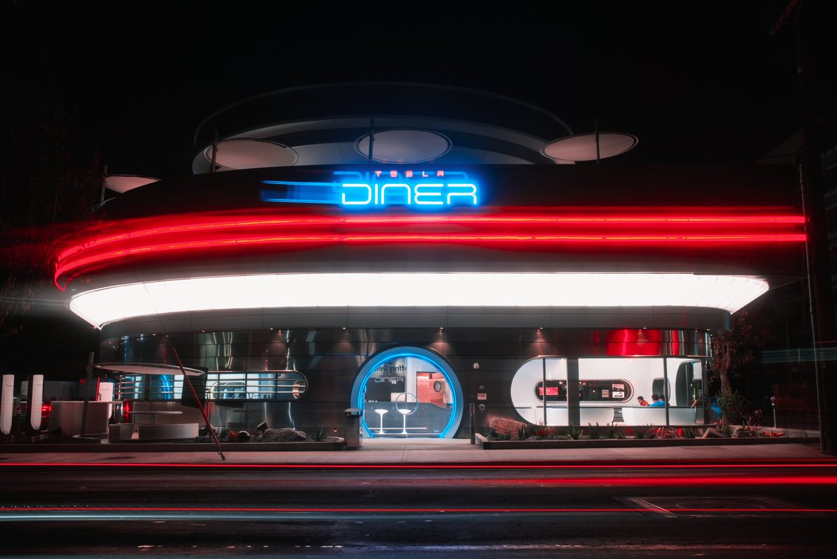 mark_k's tweet image. On July 21, 2025, Tesla unveiled its Tesla Diner & Drive-In in Hollywood, a retro-futuristic masterpiece blending 1950s Americana with cutting-edge tech. Located at 7001 Santa Monica Boulevard, this 24/7 eatery, drive-in theater, and 80-stall V4 Supercharger station reflects Elon…