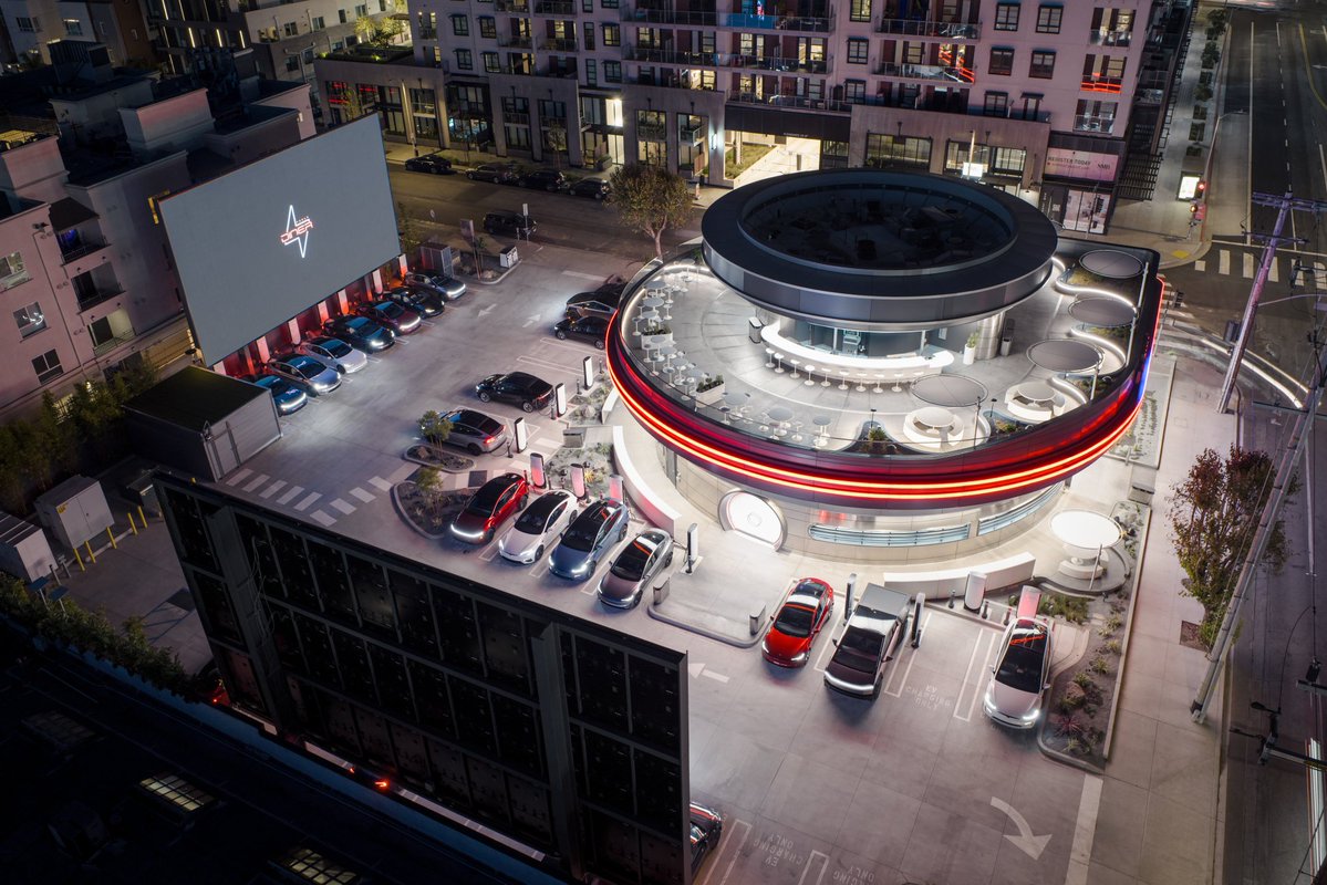 mark_k's tweet image. On July 21, 2025, Tesla unveiled its Tesla Diner & Drive-In in Hollywood, a retro-futuristic masterpiece blending 1950s Americana with cutting-edge tech. Located at 7001 Santa Monica Boulevard, this 24/7 eatery, drive-in theater, and 80-stall V4 Supercharger station reflects Elon…