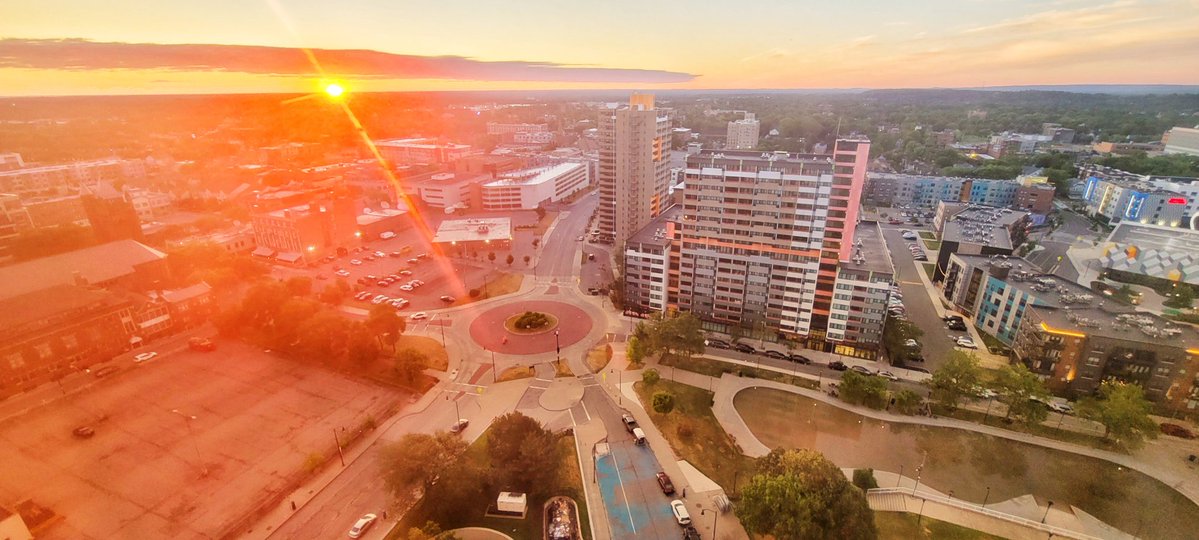 jlasky920's tweet image. The first glimpse of sunshine on this Tuesday morning at @WHAM1180 Broadcast Central. #roc