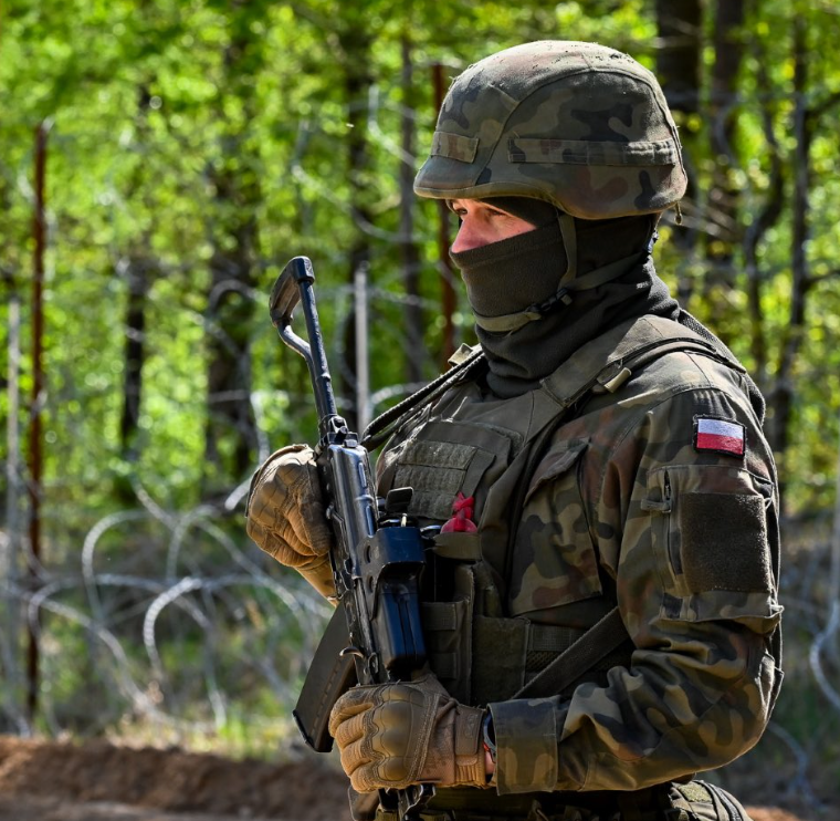 ❗️Niesamowity skandal. Pamiętacie cudzoziemca, który 10 lipca zaatakował naszego żołnierza na granicy? Żołnierz dostał cios łokciem w oko, bronił się wtedy przed agresywnym atakiem.

Jednakże prokuratura sama z siebie nie zajęła się tematem, nie wszczęto żadnego postępowania w