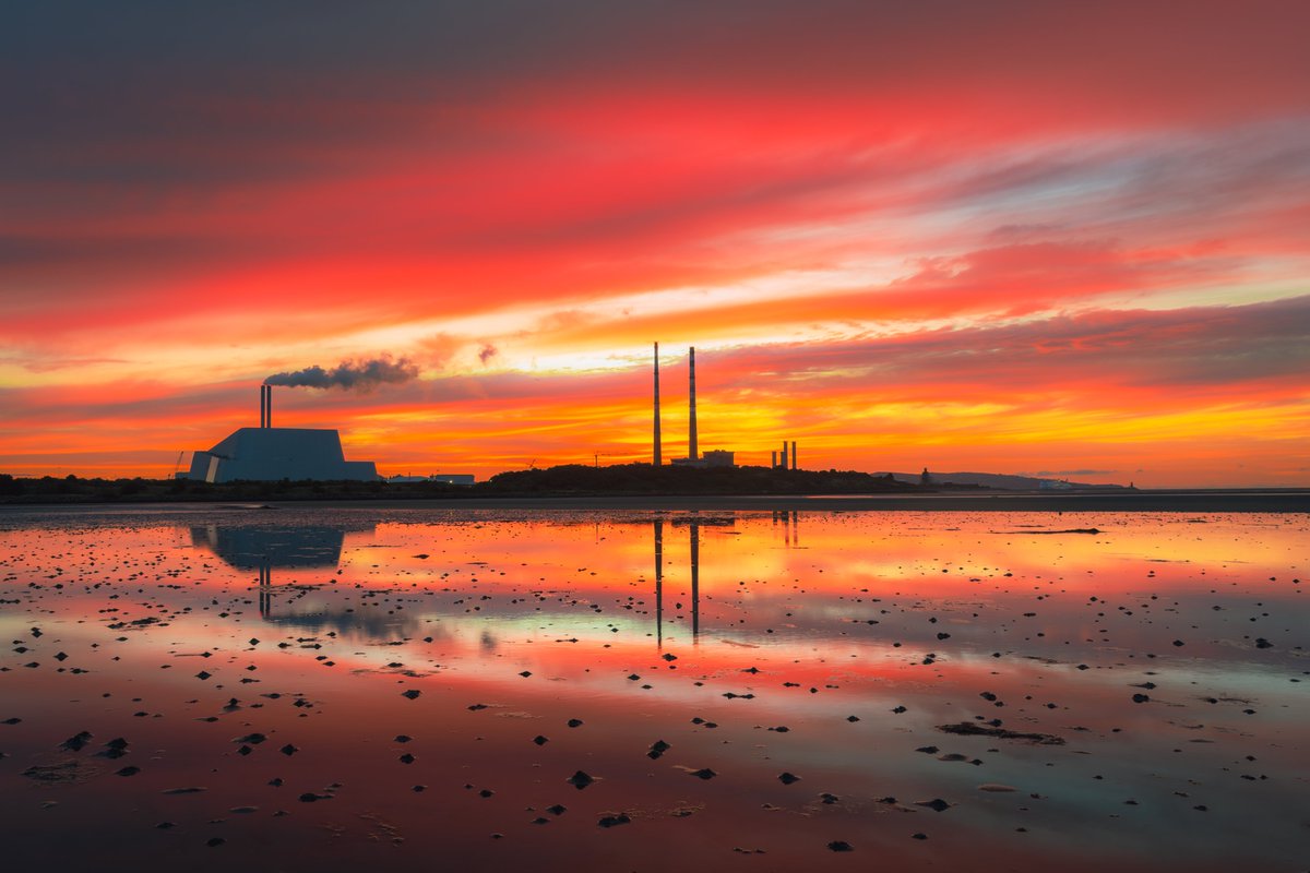 sryanbruenphoto's tweet image. An amazing sunrise over Sandymount Strand around this time last year.