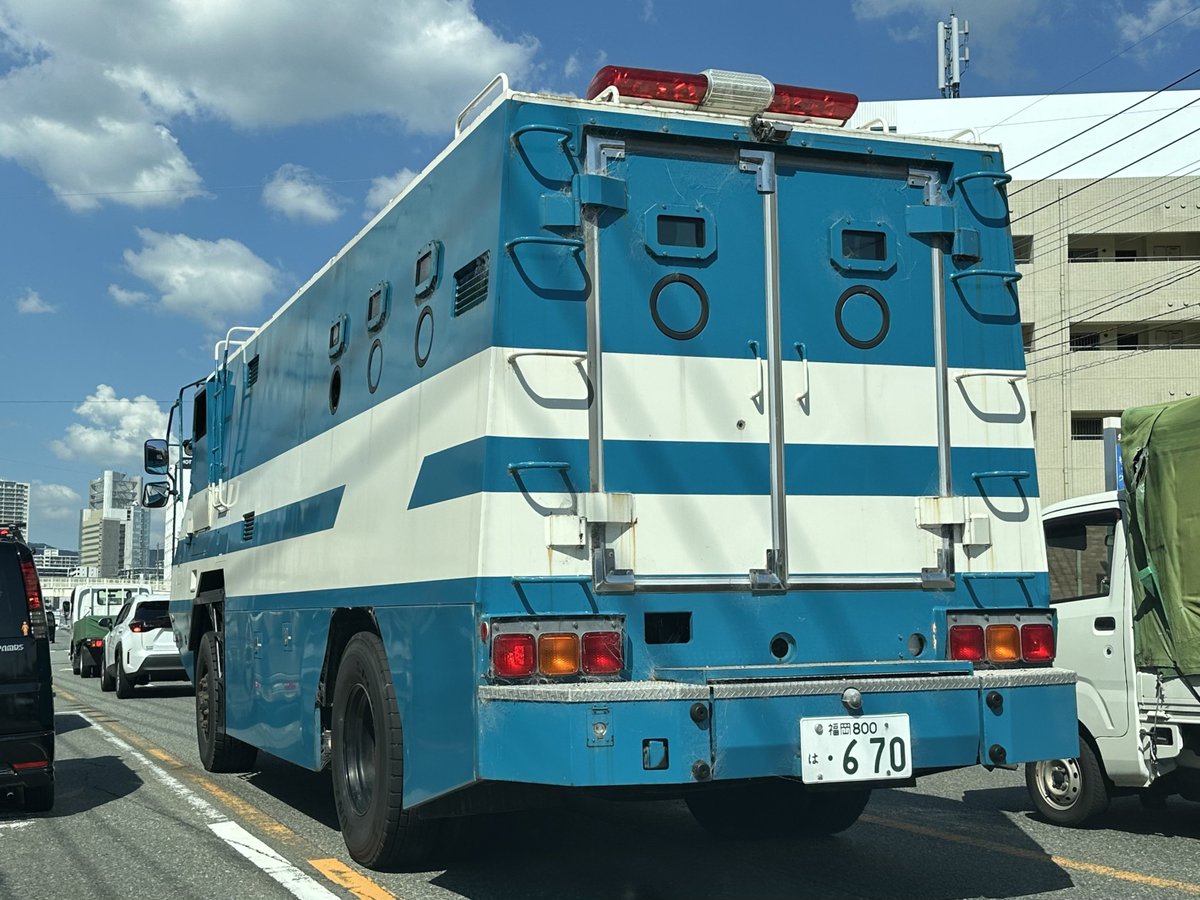 kyuimaru's tweet photo. 福岡県警察警備部
銃器対策警備車
三菱ふそうスーパーグレートの除雪車用シャシをベースに改造された大型防弾装甲車です。
フロントグリルにはグラップルが内蔵されています。
導入から年数が経ち老朽化が目立ってきましたが、更新はいかに。 https://t.co/QDI5aShTcG