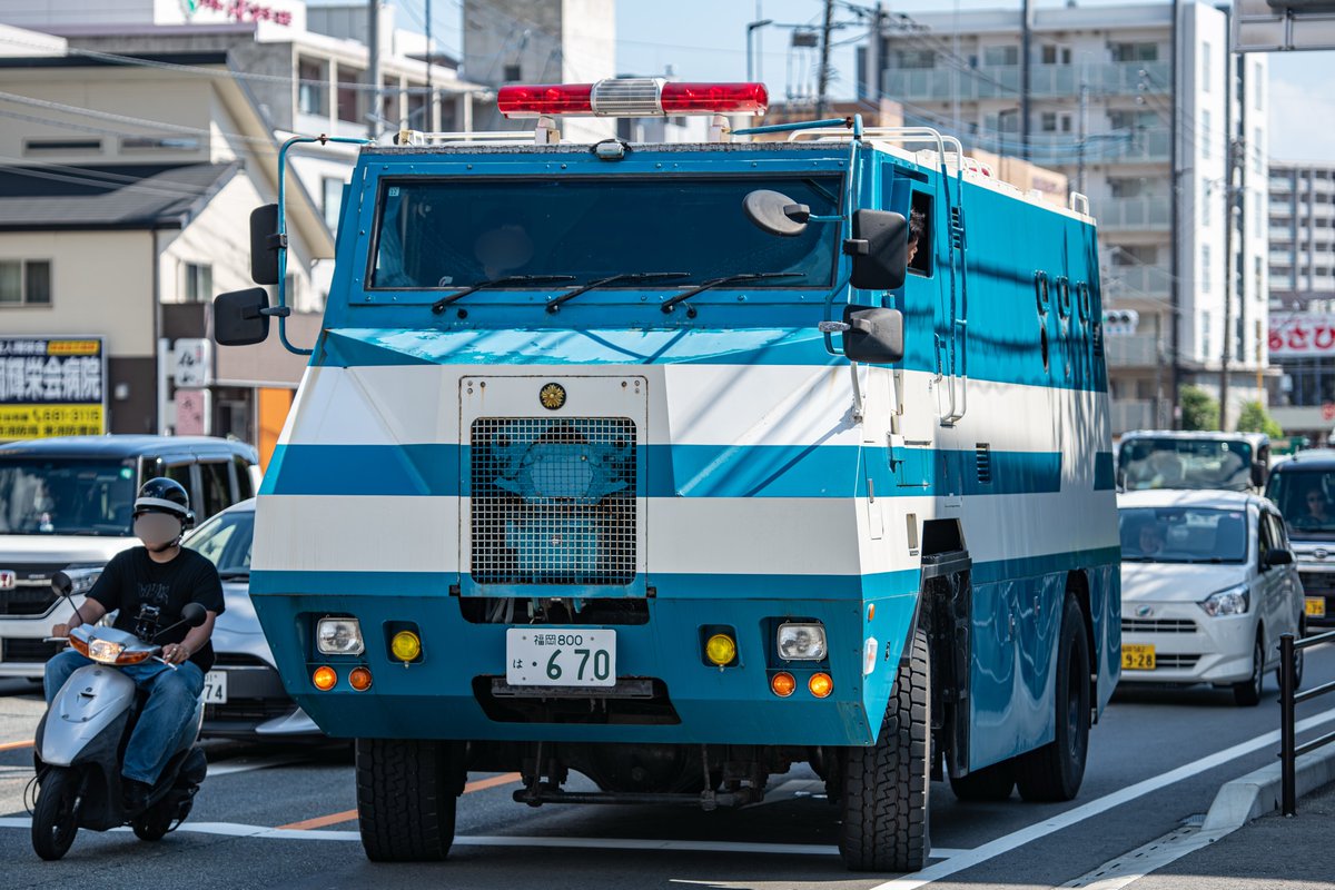 kyuimaru's tweet photo. 福岡県警察警備部
銃器対策警備車
三菱ふそうスーパーグレートの除雪車用シャシをベースに改造された大型防弾装甲車です。
フロントグリルにはグラップルが内蔵されています。
導入から年数が経ち老朽化が目立ってきましたが、更新はいかに。 https://t.co/QDI5aShTcG