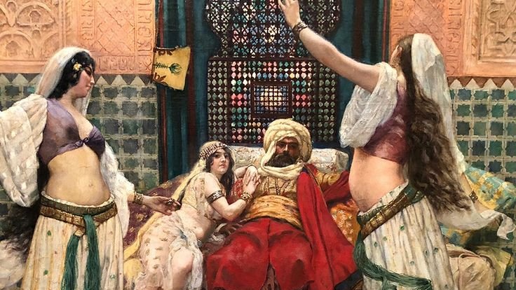 كان لهمّام بن مرّة بن ذُهل بن شيبان وهو شاعر جاهلي قديم، ثلاث بناتٍ، فعنّسهٌنّ، واتفقن ان يطلبن الزواج منه بأبياتٍ قالت الكبرى فيها:

أهمّامُ بن مُرّة حَنَّ قلبي 
إلى قنفاء مُشرِفةِ القذالِ

وقيل في بعض المصادر (إلى صلعاء مُشرِفةِ القذالِ)

فقال همام: قنفاء مشرفة القذال! تصِف