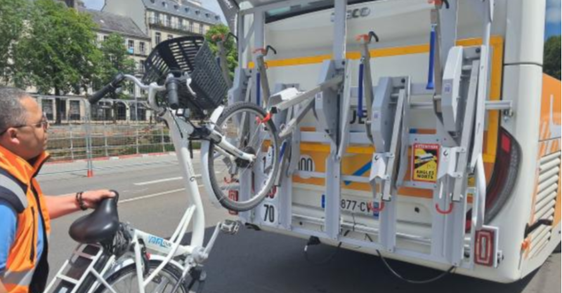 RATPGroup_Terr's tweet photo. [#Mobilité douce] Le réseau @QUBBZH, exploité par #RATPDev, filiale du #groupeRATP, innove sur la ligne 10 avec un nouveau service d’emport vélos ! Gratuit et sans réservation, ce dispositif facilite les déplacements doux.
En savoir plus ⤵️