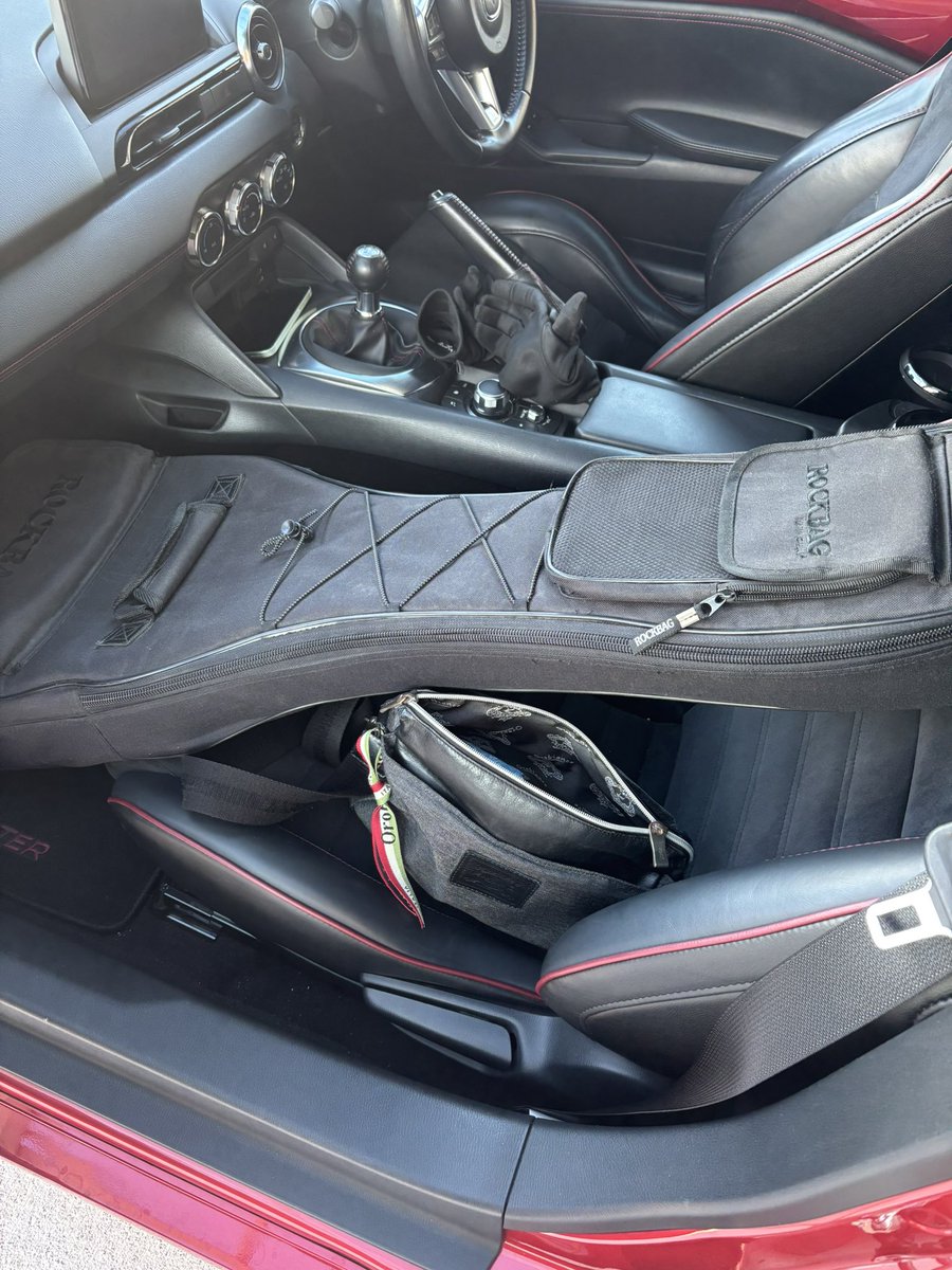 今日はベースをリペアに持って行って、グランマスカットフラペチーノを飲みました。