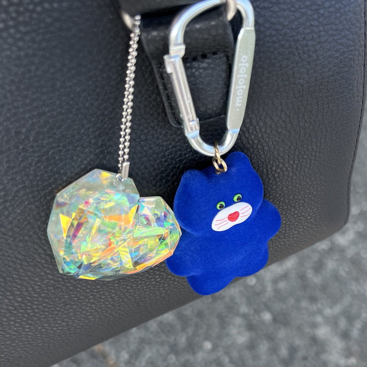 collar0610's tweet image. レジンが黄変しちゃったから自分用にでっかいハート作ったんだけど、余ったオーロラフィルムたくさん入れたらすごく綺麗になった。いいもの作ったぞ💎