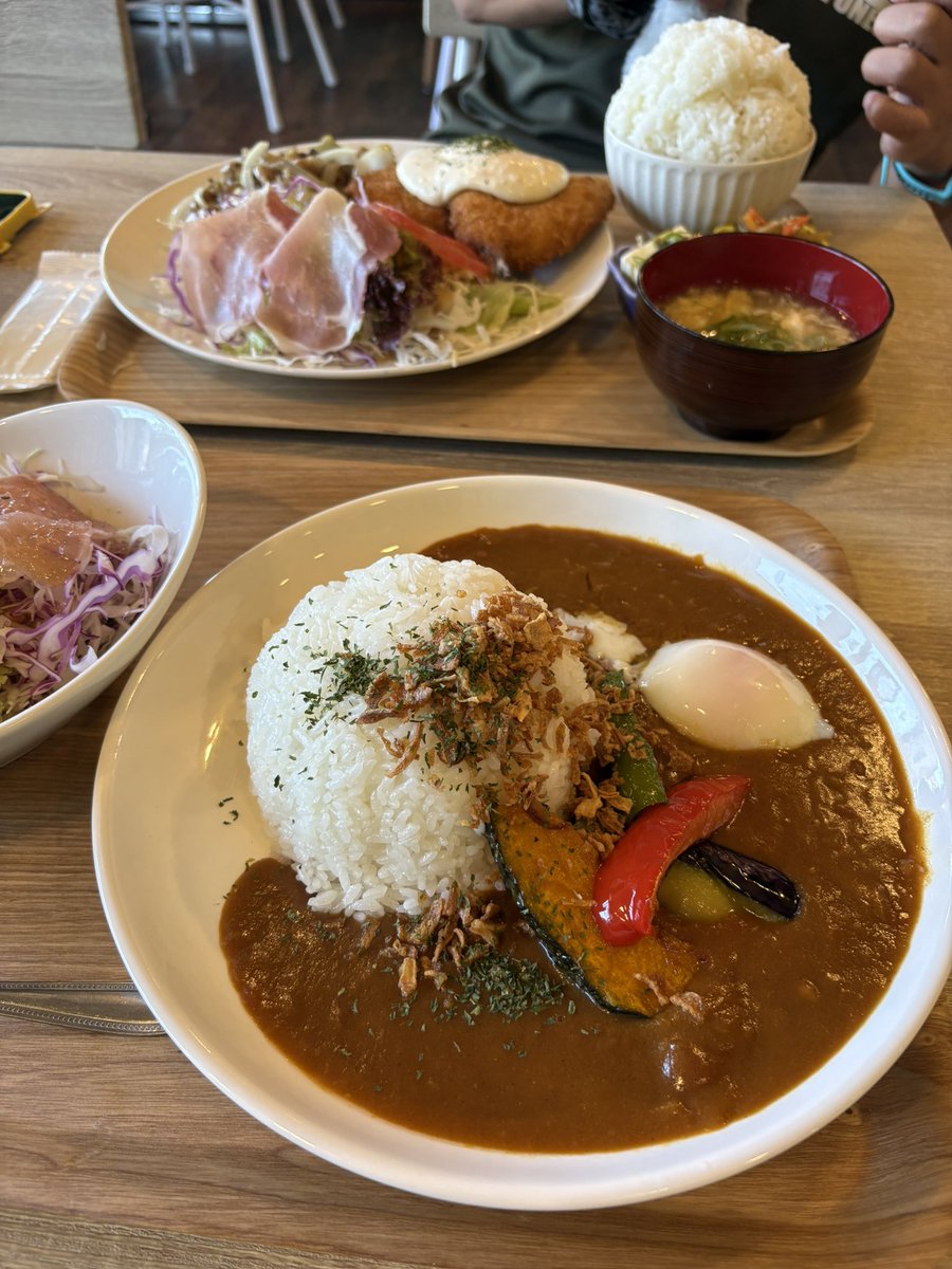 numanojunin's tweet photo. 今日はずんたが有給休暇を取って居たので、ここぞとばかりにモンズカフェさんに来襲して来ました！
ずんたが食べた選手Specialの山盛りご飯もさることながら、日替わりのカレーのボリュームもハンパ無し🍛
見事返り討ちにあって腹パンです
ご馳走様でした！

#モンズカフェ
#monscafe https://t.co/F5JHQMwqBt