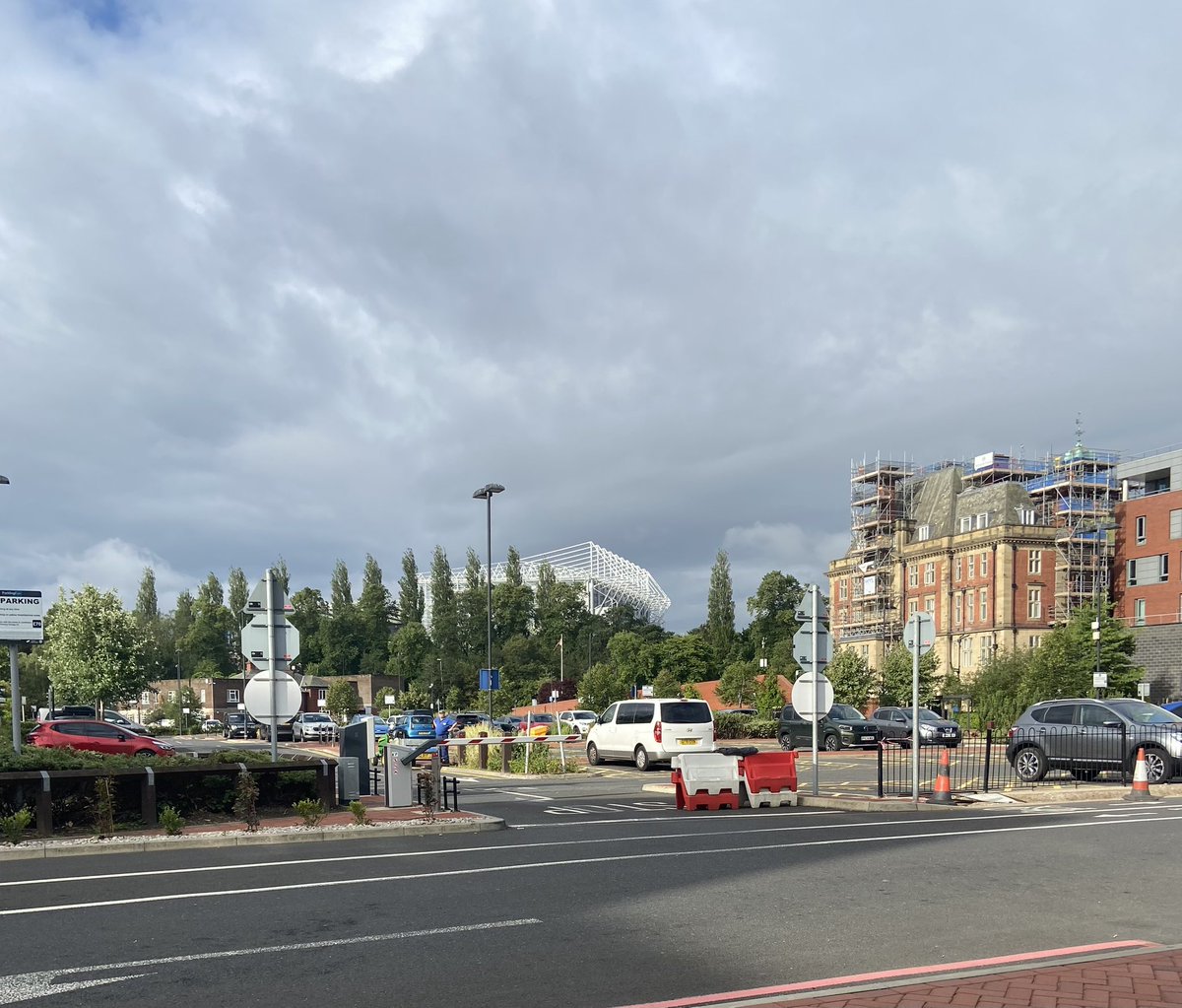 old_toon's tweet image. Early for my hospital appointment but it’s nice to just sit outside and just enjoy the view.🖤🤍