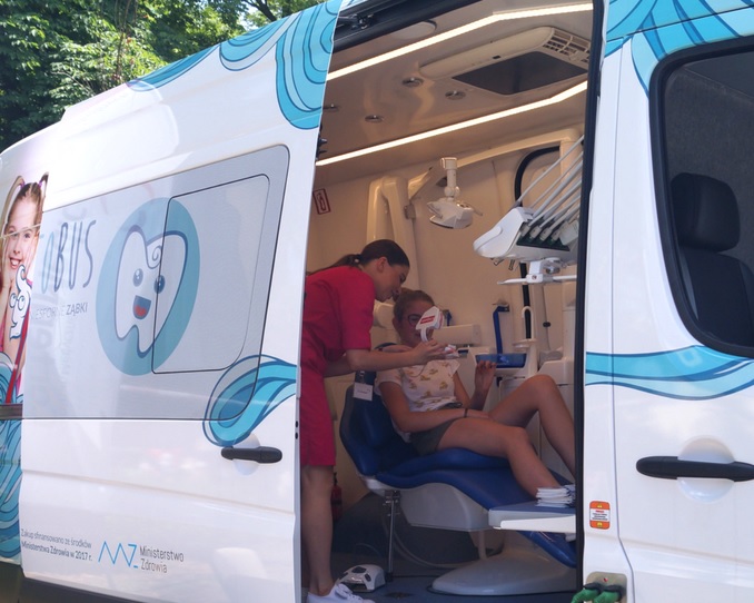 NFZ_Warszawa's tweet photo. 🟢🔵🟣Dziś #dentobus czeka na małych pacjentów w miejscowości 📍#Leoncin👉powiat #nowodworski
🗺️Szkoła Podstawowa, ul. Isaaca Bashevisa Singera 3
👉Zapraszamy dzieci i młodzież do ukończenia 18. r. ż. Do ⌚️17:00.
📅🚐Harmonogram postojów👉https://t.co/w3cP6JY5Ou
#profilaktyka https://t.co/0aV71Z0YNw