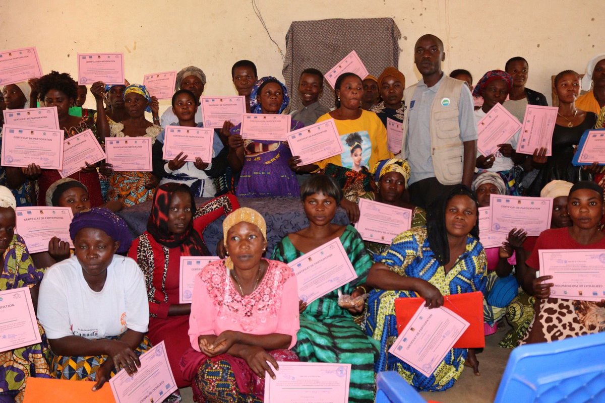 avsi_drcongo's tweet image. #Uvira,#Sud_Kivu, 56 réfugiés burundais et membres des communautés hôtes ont reçu leur certificat après 3 mois de formation en alphabétisation. Une étape clé vers l’autonomie et la cohésion sociale.
Projet #PAMOJA, @RESCUEorg, @FondazioneAVSI, @CofasAssociati1,@UEenRDC