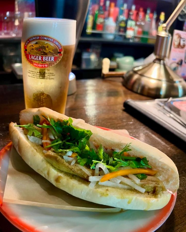 ajitomaster's tweet photo. 今週末、7月25日(金)
ベトナム風グリルチキン"バインミー"
やります!
絶賛予約受付中!
そして今宵もみなさまのご来店お待ちしております♪
#バインミー #bahnmi
#ajito #standbarajito #barajito #アジト #スタンドバーアジト #バーアジト #本八幡 #立ち飲み #喫煙 #裏本八幡 https://t.co/ZhVhW0QC8B