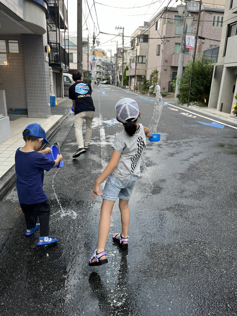 yuma1010's tweet image. 今年も打ち水大会やるってよ
7月26日打ち水スポットに集合です!
みなさんで地球を冷そう🌏🐳
#八丁
#本町
#荻窪
#水遊び