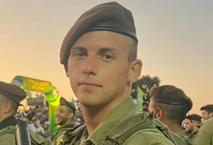 cohen_meirav's tweet image. עוד פרח נקטף.
סמ"ר עמית כהן, לוחם בגדוד 13 של גולני, בן 19 מחולון, נפל בפעילות בחאן יונס.
אילנית, המורה שלו בתיכון ׳אורט׳, כתבה: ״תלמיד נוסף אהוב שלי נהרג בעזה היום. מאותה הכיתה של דני מוקנו ז״ל שנהרג לפני חודשיים. עוד משפחה מרוסקת, עוד חברים עם עצב ענק ודאגה למה יהיה איתם.…