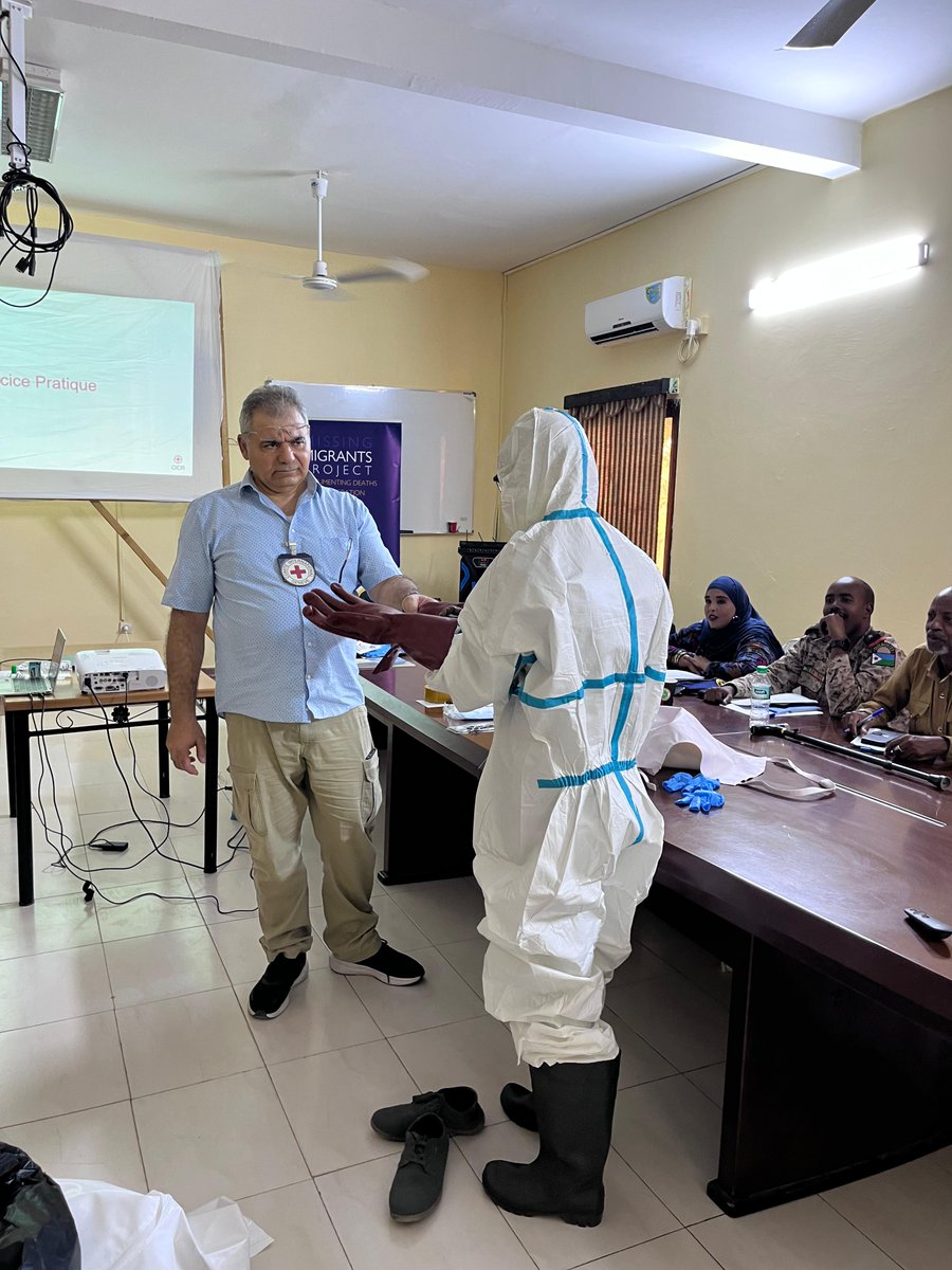 UEaDjibouti's tweet image. La formation sur la gestion des dépouilles mortelles de @UEaDjibouti, @Djiboutiiom et @icrc_nairobi, avec une forte participation des autorités djiboutiennes. Un sujet sensible, mais rendu accessible grâce à un échange ouvert 🇪🇺🇩🇯 #flexiblemechanism #missingmigrants