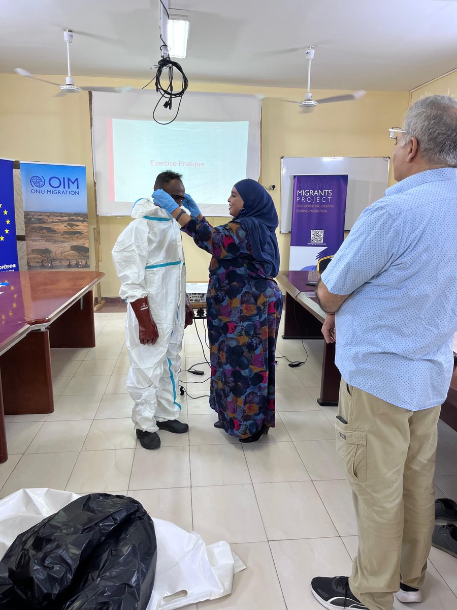 UEaDjibouti's tweet image. La formation sur la gestion des dépouilles mortelles de @UEaDjibouti, @Djiboutiiom et @icrc_nairobi, avec une forte participation des autorités djiboutiennes. Un sujet sensible, mais rendu accessible grâce à un échange ouvert 🇪🇺🇩🇯 #flexiblemechanism #missingmigrants