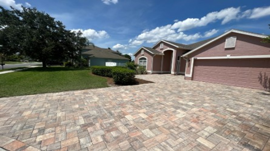 coastalpavcreat's tweet image. Paver driveways aren't just about curb appeal; they're designed for durability against Florida's heat and rain! They resist shifting and fading, offering a long-term solution that looks great. #PaverPerfection #OrlandoHardscape