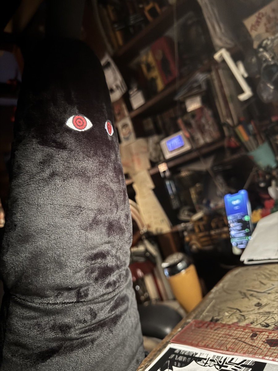 sandman_AP's tweet image. Recently, Imu pics were taken at Oda’s studio. In the 3rd pic, you can spot a JP book about *fish* hidden. The fact that both a shark and Imu appear together may not be a coincidence. It could be Oda’s subtle hint that Imu will end up being eaten by shark or Sea Kings and die.😭