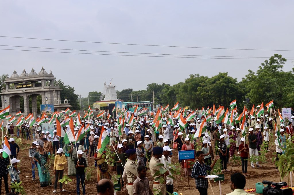 આ પ્રસંગે ધારાસભ્યશ્રીઓ, તાલુકા-જિલ્લા પંચાયત પ્રમુખશ્રી, ઉપપ્રમુખશ્રી, જિ. પંચાયતના સભ્યશ્રીઓ, અગ્રણીઓ, વન વિભાગના અધિકારીઓ સહિત ખેડૂતો, ગ્રામજનો, પર્યાવરણપ્રેમીઓ ઉપસ્થિત રહ્યા હતા. 

#एक_पेड़_माँ_के_नाम
#Plant4Mother
#Ek_Ped_Maa_Ke_Naam
#EkPedMaaKeNaam