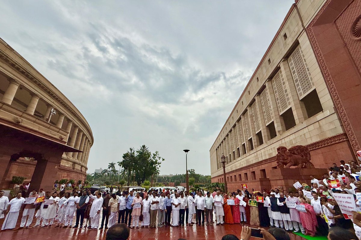 ਬਿਹਾਰ ਵਿੱਚ ਹੋ ਰਹੀ ਵੋਟ ਚੋਰੀ ਖਿਲਾਫ਼ ਕਾਂਗਰਸ ਦੇ ਸੰਸਦ ਮੈਂਬਰਾਂ ਵੱਲੋਂ ਰੋਸ ਪ੍ਰਦਰਸ਼ਨ।