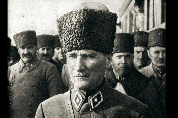 HarpCografyasi's tweet photo. 22 Temmuz 2025...
Yapılar vardır, devlet gibi...
Etrafında ne varsa darmadağın olur da, onlarca yıkıcı depreme rağmen ayakta kalır.
Komşuları, çağdaşları yerle yeksan olur da, onlar direnir.
Aslında yapıyı ayakta tutan bir dayanaktır, kilit taşıdır.
İşte o millettir.
Kilit taşı sağlamsa, yapı hasar görür belki, ama yıkılmaz.
Yapının sağlamlığı, kilit taşının sağlamlığına bağlıdır.
Devletin ayakta kalmasını sağlayan da milletin tarihinden aldığı güçtür.
Oysa kilit taşı bile onca yükü taşıyamaz bazen. 
Etrafı boşalır, boşa çıkar.
Yer çekimine karşı koyamaz boşa çıkan kilit taşı.
O anda bir küçük kaya parçası, bir çakıl sırtlar tüm yapıyı.
Devlet eski devlet değildir belki ama ayaktadır yine.
Kilit taşının da, yapınında tüm ağırlığı...
Yani, milletin de devletin de tüm geleceği o küçük çakıl taşının sırtındadır.
22 Temmuz 1921, tam 104 sene önce bugün...
"Eskişehir'de her şey bitti, Türk öldü" derken, bir küçük çakıl parçası yüklendi tonozun da, tüm yapının da ağırlığını.
O çakıl parçasının verdiği güçle dayanıyor hâlâ kilit taşı.
Yaşa Mustafa Kemal Paşa yaşa!
Ruhun hâlâ güç veriyor toprağa taşa.