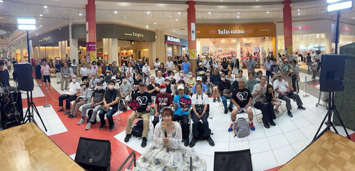 こんにちは☀️

本日は、イオンモール与野店 様にて
新曲『みれんの花』のリリースキャンペーンでした💿

お暑い中、たくさんのお客様にお越しいただきました😊

カップリングのジュリジュリでは、＃YUKIMI組 のメンバーの方が団扇係で盛り上げてくださいまきた🔥🎵