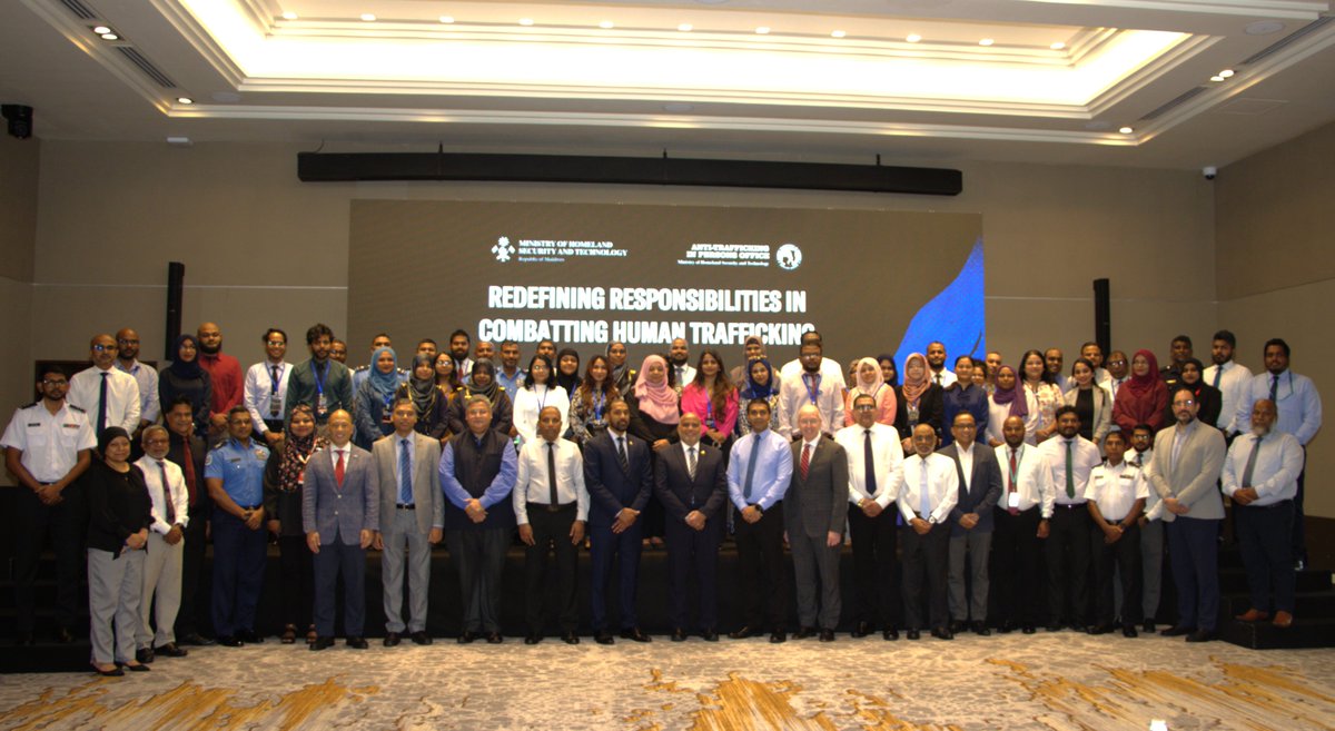 HomeMinistrymv's tweet image. އެންޓި ހިއުމަން ޓްރެފިކިންގ އިން ޕާރސަންސް އޮފީހުން 2025 ޖުލައި 22ން 23ށް ކުރިއަށްގެންދާ 2 ދުވަހުގެ މަސައްކަތު ބައްދަލުވުން މިއަދު ވަނީ ފެށިފަ. މި ބައްދަލުވުން ހުޅުވައިދެއްވުމުގެ ޖަލްސާ ޝަރަފުވެރިކޮށް ދެއްވީ މަތީ ތައުލީމާއި، މަސައްކަތްތެރިކަމާއި ހުނަރުތައް ތަރައްޤީކުރުމާއި ބެހޭ…