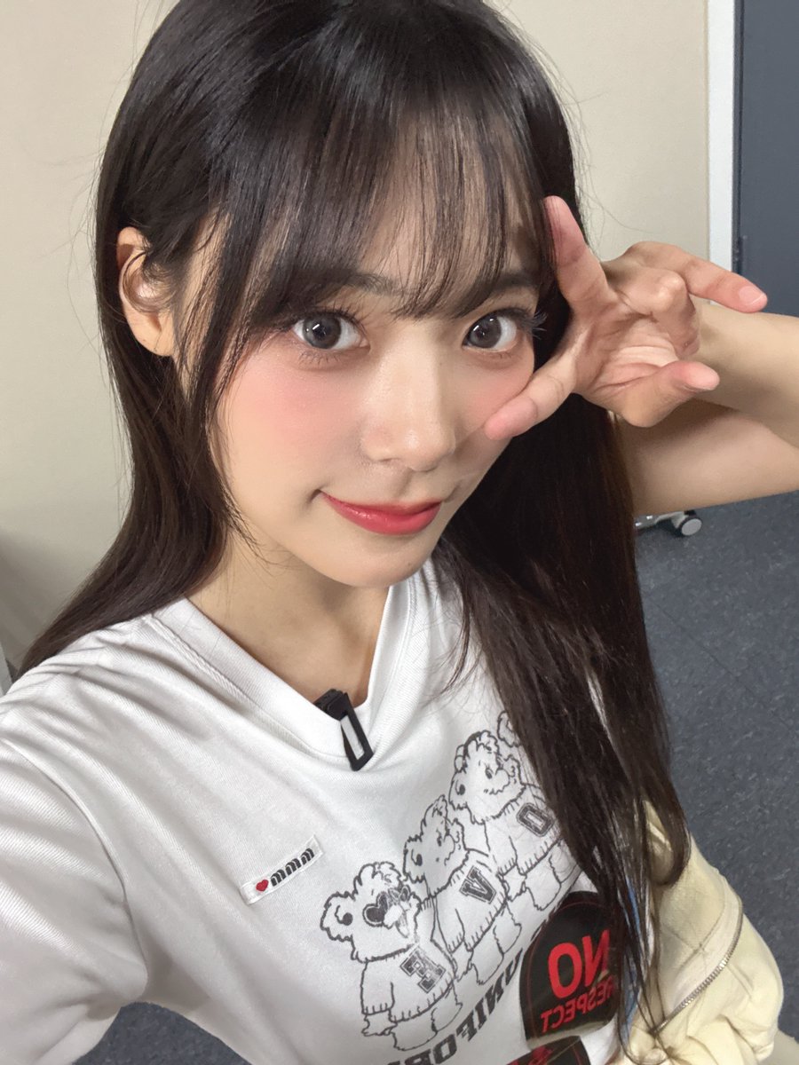@Weekly_QWER: Jul,22,2025 Siyeon naver fancafe post cafe.naver.com/eggkim/374598?… MINGMING💛 Hi! It's hot today, but the weather is really nice!! The clouds have pretty shapes Today is lesson, practice day~~ I'll do well and come back!! I started my diet today! I'm going to eat a bagel for…