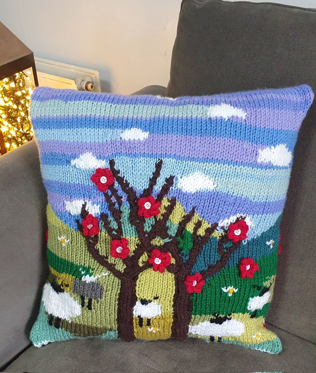 LouiseWalton78's tweet image. The trees in my knitted scenic cushion covers are inspired from childhood trees, like this one, it would have been hard knitted a tree with a hole in it 😅 But i did have fun climbing in this tree when i was younger ❤️ #thicktrunktuesday