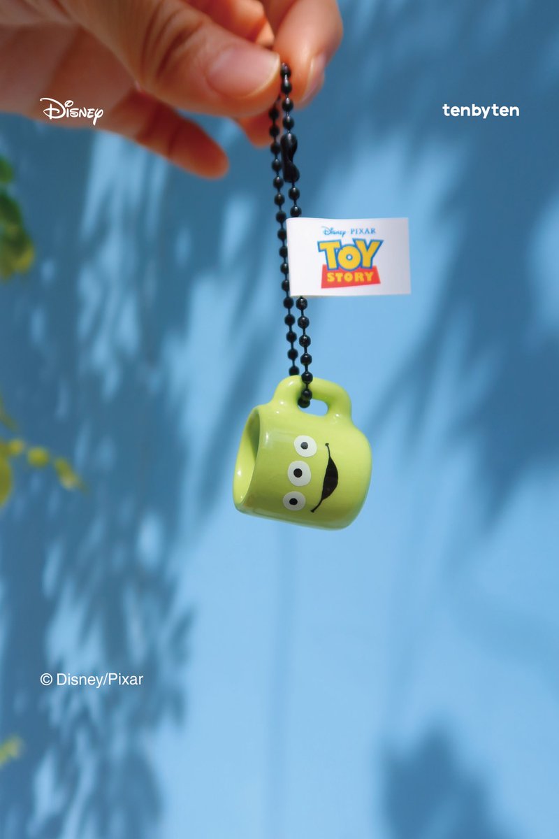 이번에 [키도x텐바이텐]과 함께 콜라보한 
디즈니 에디션 미니어처 머그 키링! 
많은 분들이 좋아해주셔서
오픈하자마자 열심히 제작중이랍니다! ദ്ദി˶ˊᵕˋ˵)

날씨가 좋아서 작업실 옆 담벼락에서
찍은사진인데 너무나 여름인것…✨
여러분들의 토이스토리 최애는 누구인가요!
<a href="/your10x10/">텐바이텐</a> <a href="/idus_kr/">아이디어스</a>