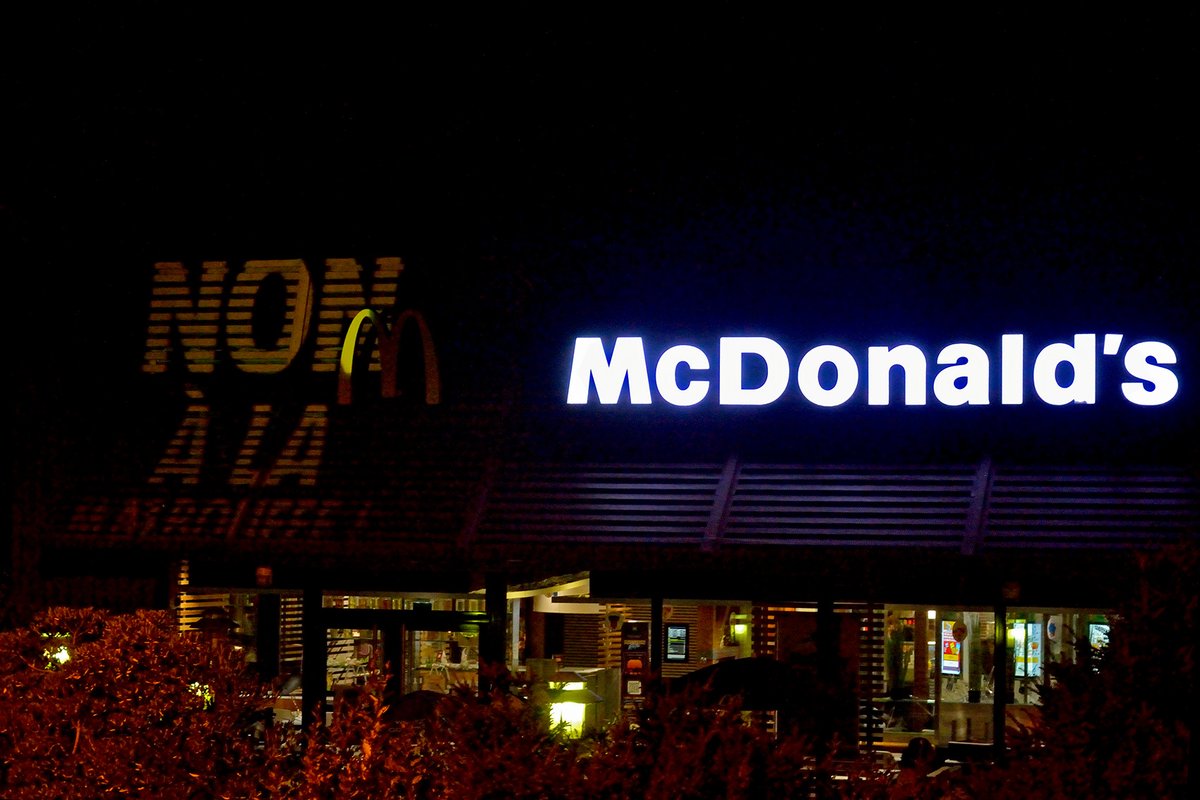 🍔 Le 21 juillet, XR Auxerre a projeté des messages sur des enseignes de malbouffe pour dénoncer l’empoisonnement légal de notre alimentation, aggravé par la #LoiDuplomb. Manger est un acte politique. 🌾✊#ExtinctionRebellion