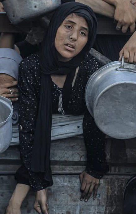 Hosnadokht's tweet image. نه آهی مانده در گلو
نه توانی برای فریاد
دستانی بی جان و پاهایی بیرمق ...
سویی به چشمانش نیست !
شاید کمی آنطرفتر ، کودکش از گرسنگی تلف شده باشد !
و این تراژدی ، زخم عمیق غزه است که فریادرسی برای گرسنگیهایش ندارد .
امید غریبان تنها کجایی ؟!
