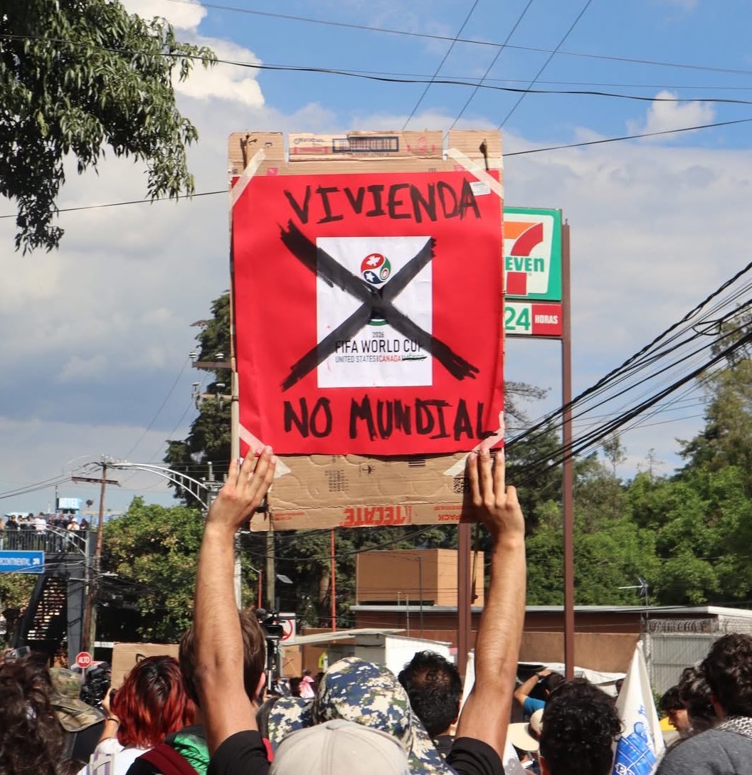Voices in Movement (@vim_media) on Twitter photo “Housing, not the World Cup” seen at the 2nd anti-gentrification march in Mexico City.
🔥💦✊🏿❤️
📸:<a href="/YoXLas40Horas2/">YoPorLas40Horas</a> “Housing, not the World Cup” seen at the 2nd anti-gentrification march in Mexico City.
🔥💦✊🏿❤️
📸:<a href="/YoXLas40Horas2/">YoPorLas40Horas</a>