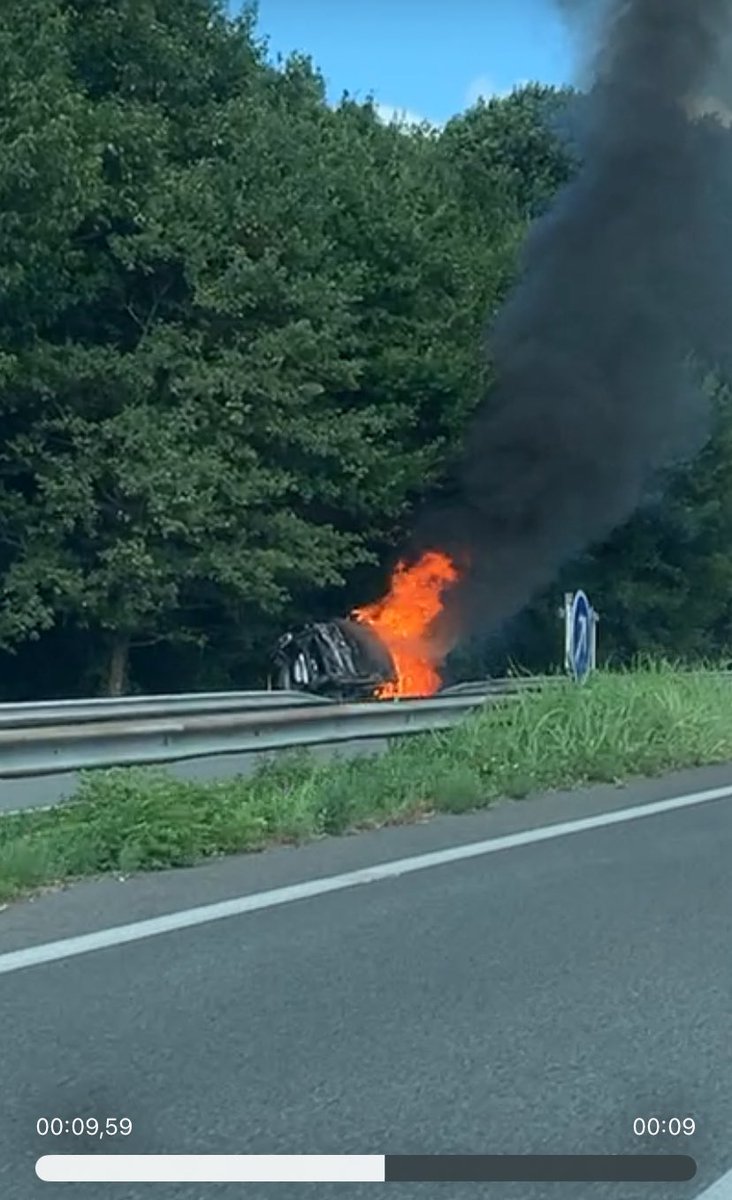 Grinseur's tweet photo. Dites-moi qu’ils s’en sont sortis !

J’étais sur la voie opposée et je sentais la chaleur intense de ce très grave accident de la route entre Tarbes et Pau ce lundi 21 juillet 2025 a 18h14.

Route E64 https://t.co/WvTDWAw5Sa