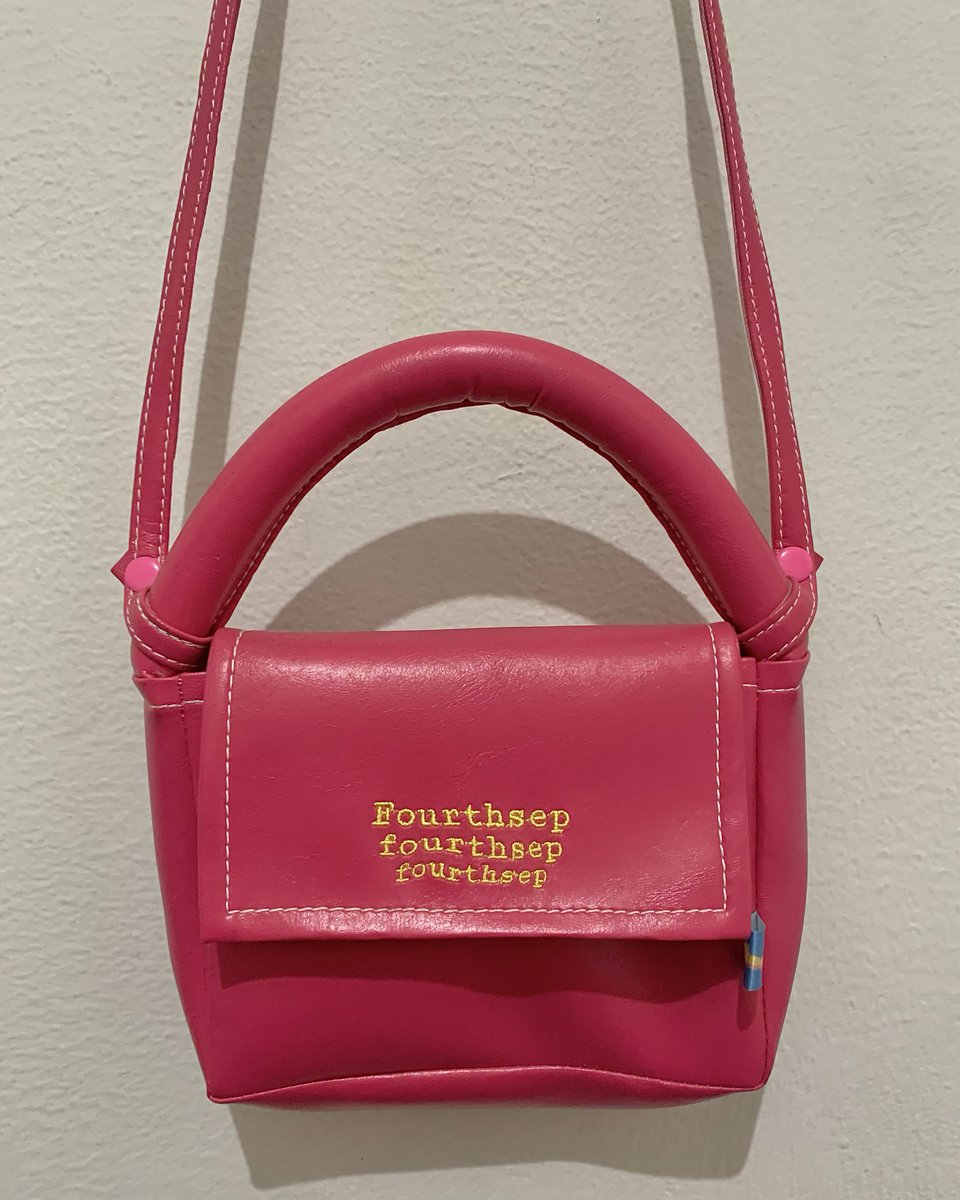 wts fourthsep BKK warna fuschia like new (sekali pake) 🩷
muat hape kecil kaya iphone mini, xs, dll
👛 brand bangkok
bisa co oyen