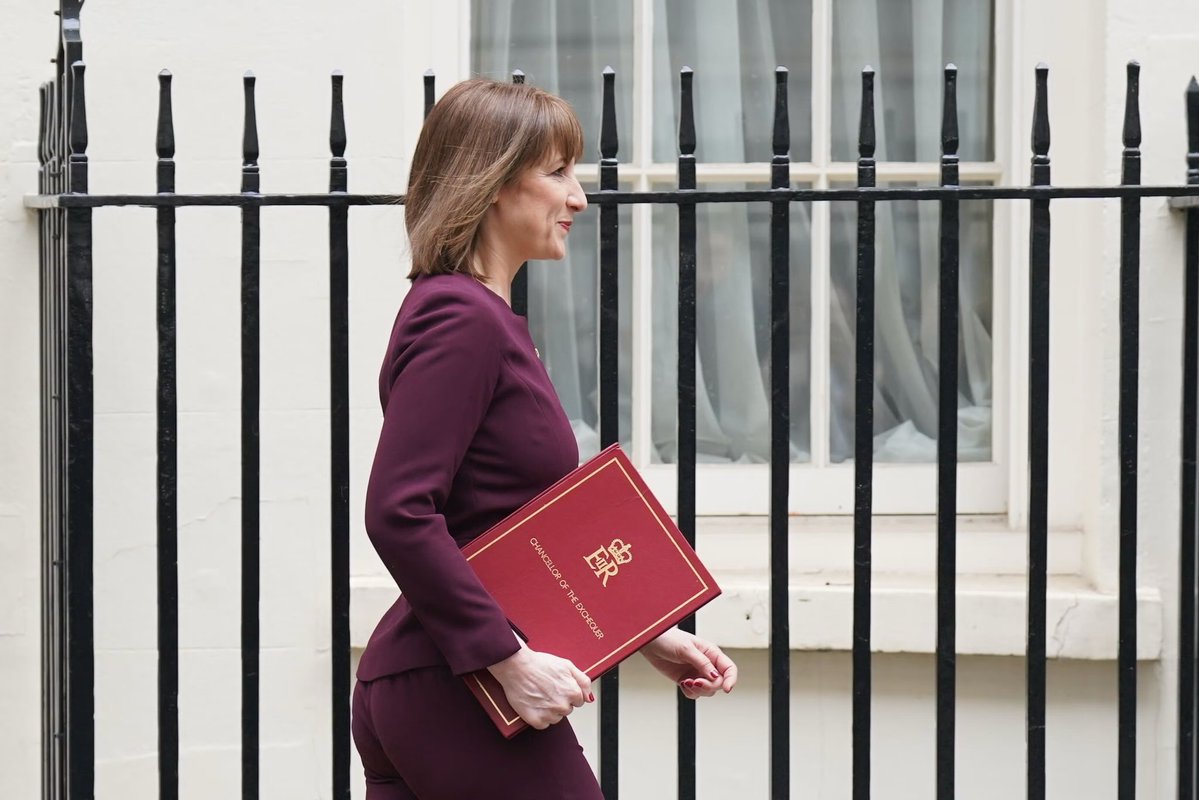 ChamberVoice's tweet image. As government borrowing exceeds expectations in June, the Chancellor faces fresh challenges to balance the books at the Budget. Official @ONS figures showed borrowing was £20.7bn in June, up £6.6bn from the same month last year. To meet her fiscal rules, this leaves…