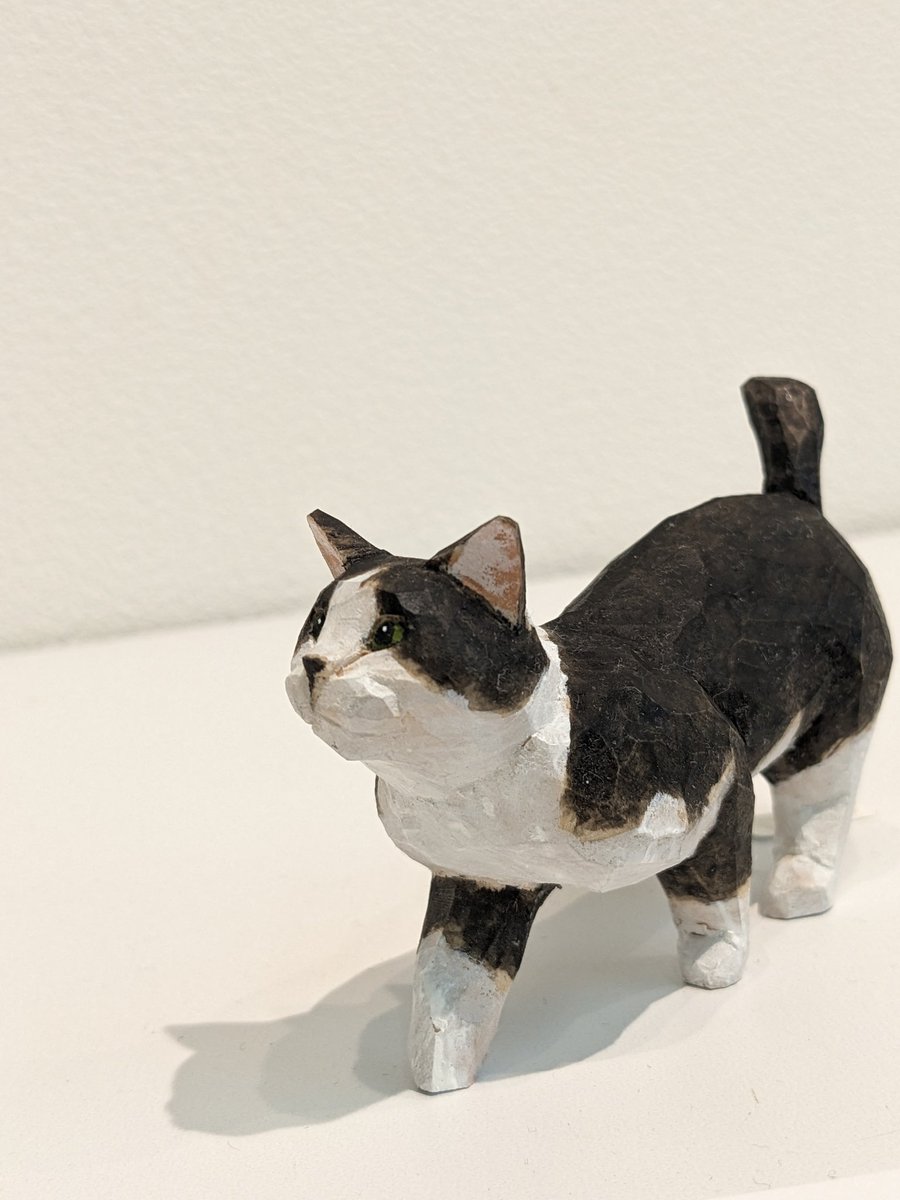 e1036's tweet image. #ねこの引出し にて開催の
#バンナイリョウジ さんの木彫り猫展覗いてきたよ🐱今回のにゃんこたちは『ごはーん!』『ごはぁーーん!!』と言ってるようだった♥さあ私も軽く食べて夜掃へ向かうとするか🌟