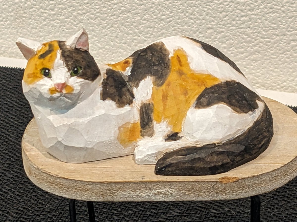 e1036's tweet image. #ねこの引出し にて開催の
#バンナイリョウジ さんの木彫り猫展覗いてきたよ🐱今回のにゃんこたちは『ごはーん!』『ごはぁーーん!!』と言ってるようだった♥さあ私も軽く食べて夜掃へ向かうとするか🌟