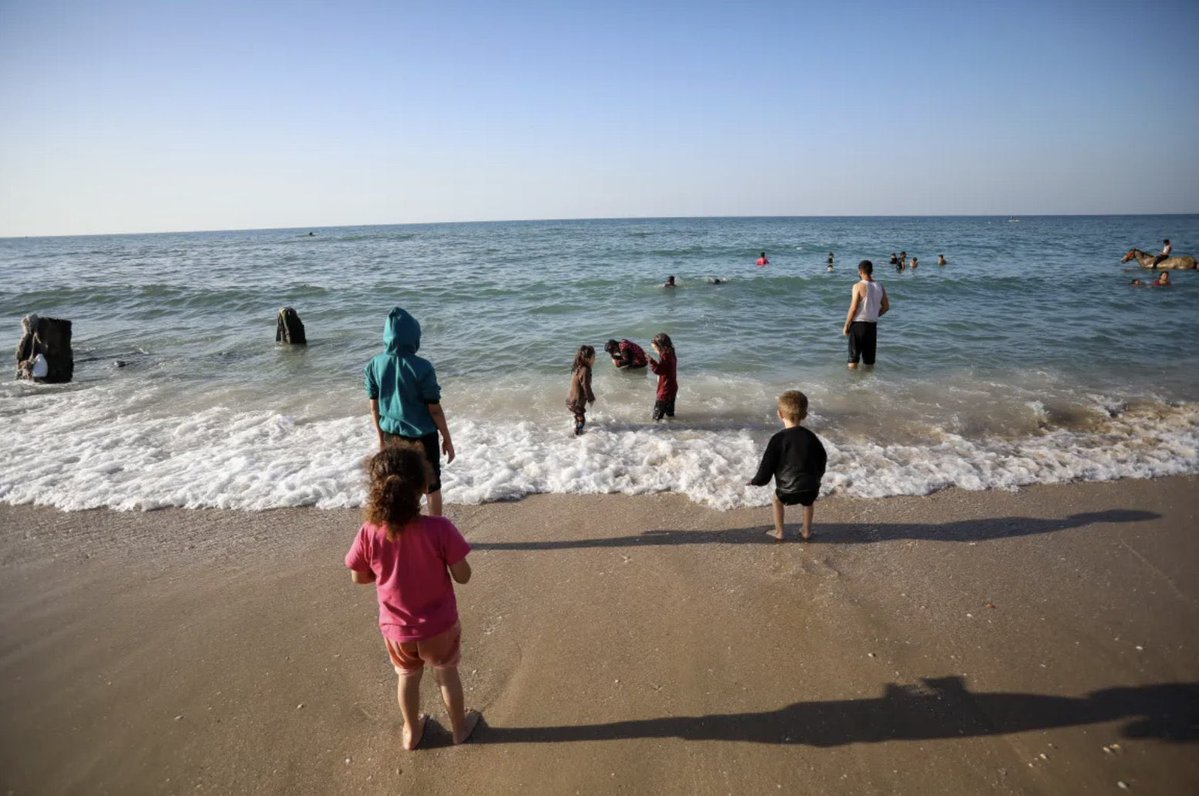 MartinGlasenapp's tweet image. Ein Verbot, das den Menschen jede Hoffnung rauben will: Nach fast 2 Jahren Krieg war das Meer Gazas letzte Zuflucht. Doch seit dem 20. Juli hat die israelische Armee auch diese Freiheit genommen - Schwimmen verboten, Fischen verboten, sogar das Stehen am Strand in der Brandung.