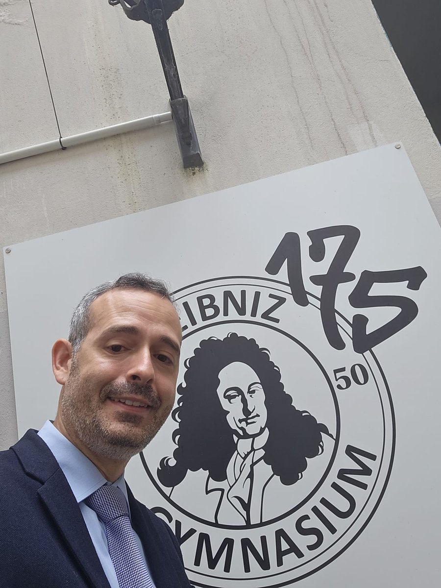 TimurHusein's tweet image. Gestern 175-Jahr-Feier &quot;meines&quot; Leibniz-Gymnasiums 🏛🥳 Ehrengast: Dr. Walter  Nowak (Abitur-Jahrgang 1942). Berühmtester Schüler: Manfred v. Ardenne  (Erfinder des Fernsehers). Wappen-Motto: Wissen ist Macht. Es war mir eine Freude!