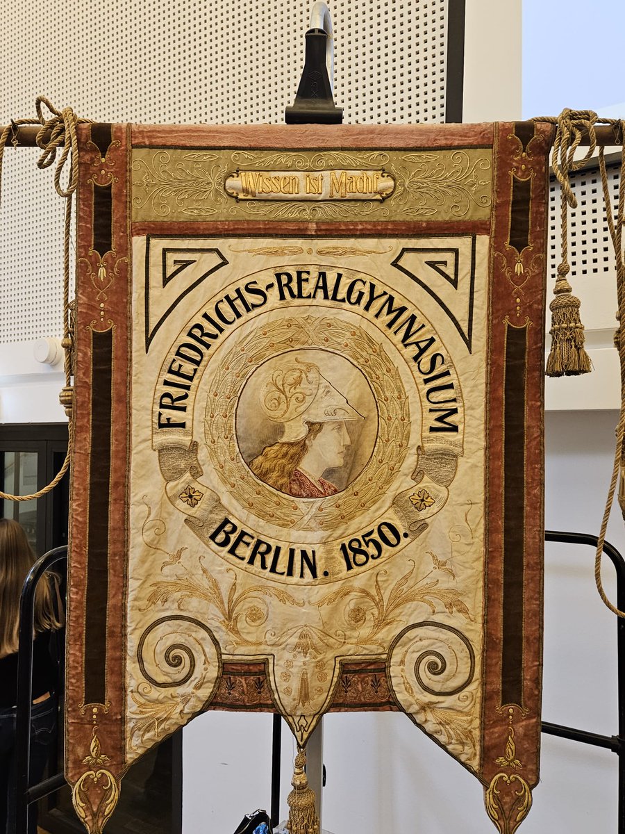 TimurHusein's tweet image. Gestern 175-Jahr-Feier &quot;meines&quot; Leibniz-Gymnasiums 🏛🥳 Ehrengast: Dr. Walter  Nowak (Abitur-Jahrgang 1942). Berühmtester Schüler: Manfred v. Ardenne  (Erfinder des Fernsehers). Wappen-Motto: Wissen ist Macht. Es war mir eine Freude!