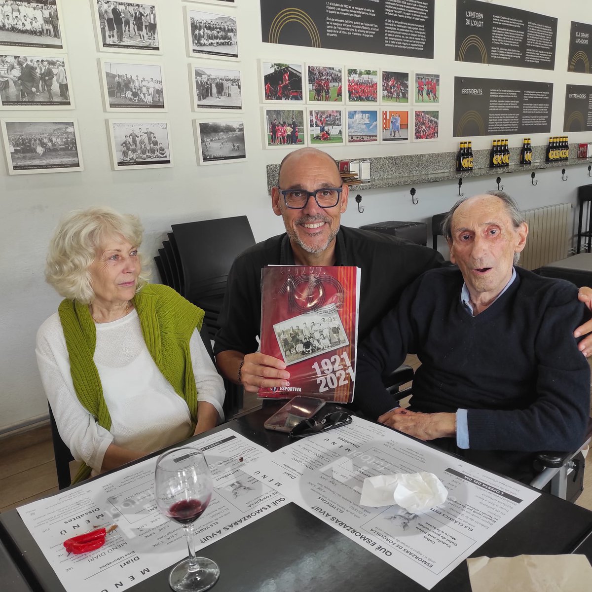 exjugadorsueolo's tweet photo. Avui és l'aniversari de @RobertVila7 exjugador @UEO1921, amic i company de porteria, q passis un bon dia #felicitats 📸al dia q vàrem fer homenatge Roberto Puerto (ACS) https://t.co/NwdrhzmL2W