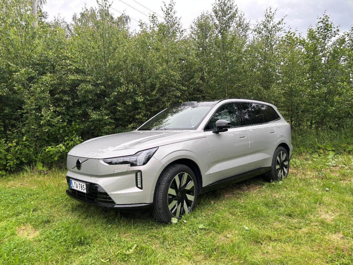 Osinkoinsinoori's tweet image. Viimeinen koeajo ennen tyttären syntymää ja mikäs muukaan sen voisi lopettaa kuin @volvocars Volvo EX90 7-paikkainen täyssähköinen lippulaiva.

Autoon pääsee tutustumaan kommentissa löytyvästä linkistä.

#volvo #volvoEX90
