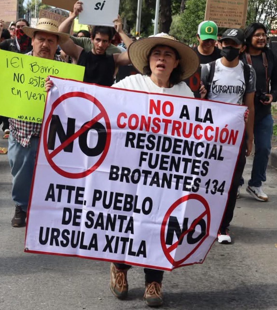 Voices in Movement (@vim_media) on Twitter photo “No a la construcción residencial Fuentes Brotantes 134. Atte. Pueblo de Santa Ursula Xitla” visto en la march contra la gentrificación en la Ciudad de Mexico.
💦✊🏿❤️🖤
📸:<a href="/YoXLas40Horas2/">YoPorLas40Horas</a> “No a la construcción residencial Fuentes Brotantes 134. Atte. Pueblo de Santa Ursula Xitla” visto en la march contra la gentrificación en la Ciudad de Mexico.
💦✊🏿❤️🖤
📸:<a href="/YoXLas40Horas2/">YoPorLas40Horas</a>