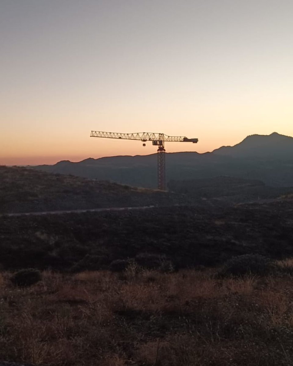 ComansaCranes's tweet photo. Una #Comansa 21LC550-25t trabaja en el proyecto de la central hidroeléctrica Salto de Chira en Gran Canaria, cuyo objetivo es aumentar la penetración de renovables en la isla del 16,8 % de 2020 hasta un 55 % en 2030 gracias al almacenamiento que facilita el recinto. https://t.co/uq30uu4Ogb