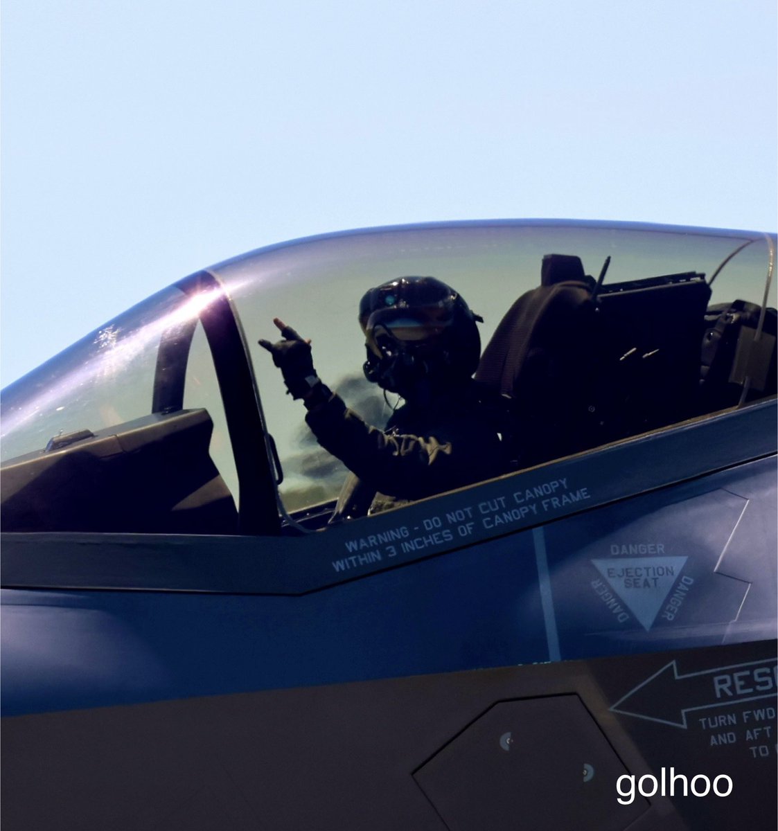 golhoo2's tweet image. 本日の松島基地2025.7.22
レゾリュートフォースパシフィック
展開訓練のF35Aパイロットさんの
バンドサインとお手振り☝️👋
3枚目女性パイロットさん👍
#松島基地 #F35A
#レゾリュートフォースパシフィック