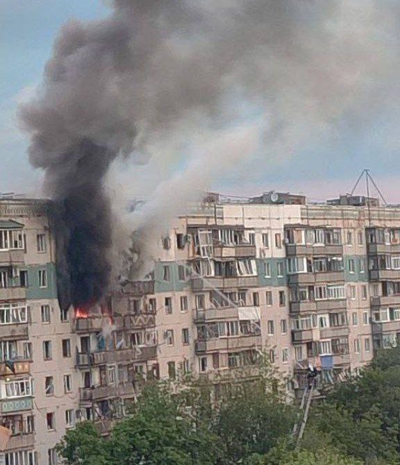 SymorozOfficial's tweet image. The russian army hit a civilian building in ukrainian city Kramatorsk, Donetsk region, with a guided bomb (PGM). A 10-year-old child was killed, 5 others were injured.
They are deliberately killing civilians. #RussiaIsATerroristState